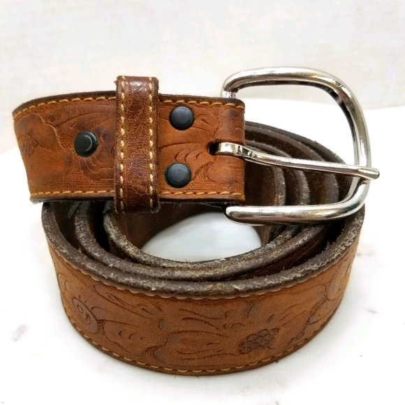 Wrangler Other - Wrangler 36 leather embossed belt floral design